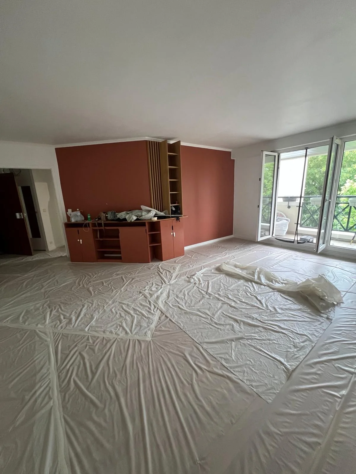 Salon protégé pendant les travaux de peinture avant la réception du chantier